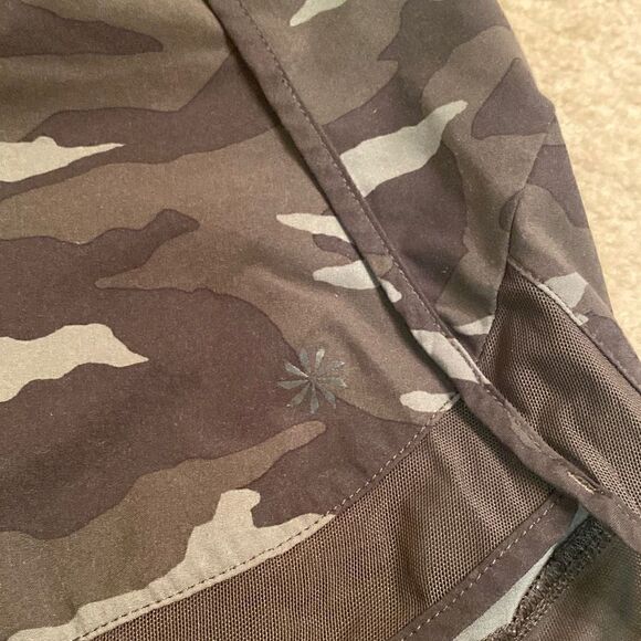 Athleta Mesh Racer Run Short 4" camo XS - Picture 3 of 5